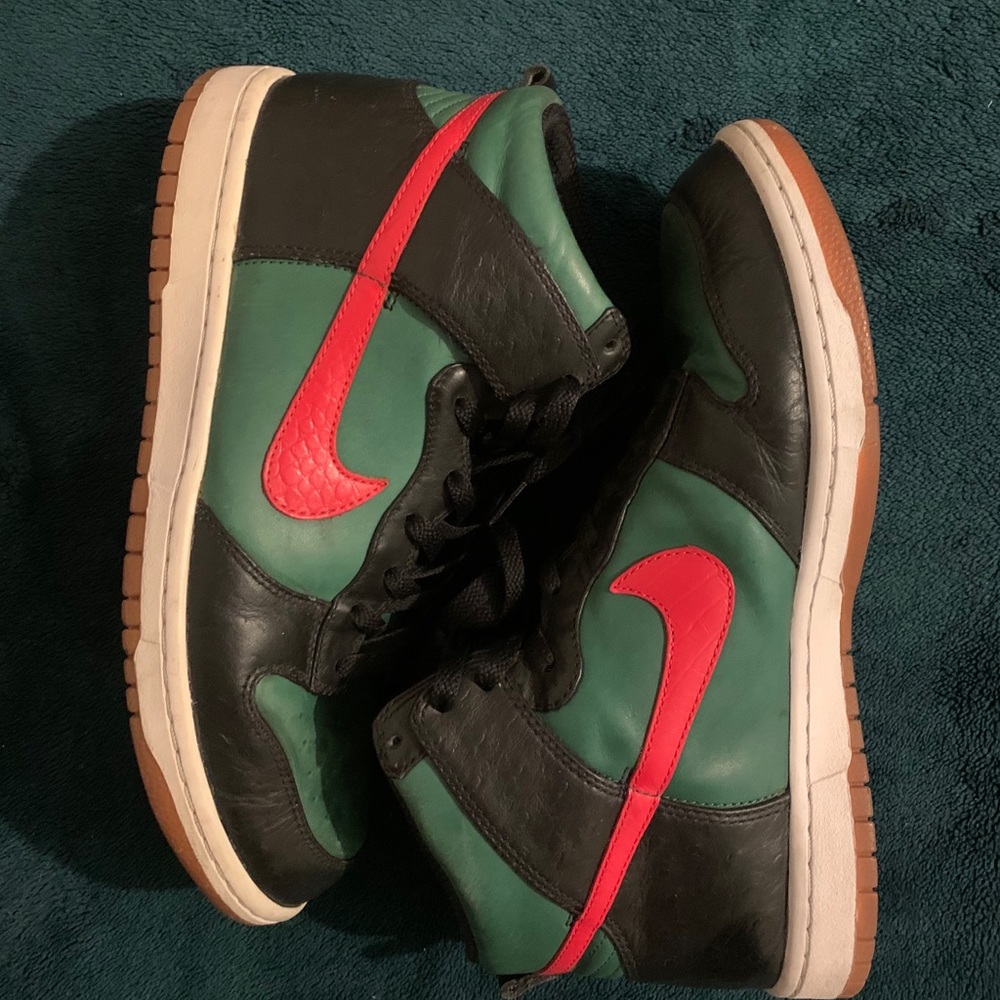 Nike Dunk Hi Supreme LE east